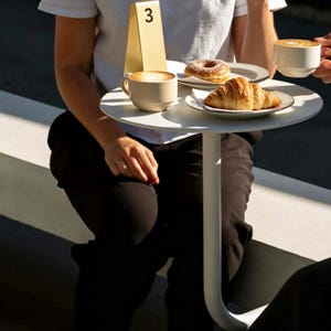 Mesa auxiliar flotante moderna, mesa de centro pequeña de metal, mesa auxiliar que ahorra espacio, color personalizado para la decoración del hogar.