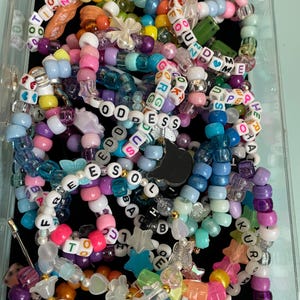 Kandi Wonderland: あなたの雰囲気を選ぶミステリーグラブバッグ (説明をお読みください)