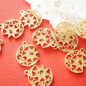 Peut inclure: Un ensemble de breloques en métal doré représentant un croissant de lune et une étoile. Les breloques présentent des découpes complexes et sont parfaites pour la fabrication de bijoux ou l'artisanat.