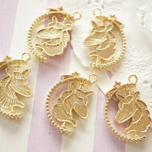SALE// 2 pcs Spinning Bezel Charm (23mm29mm) Unicorn AZ980