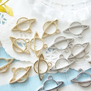 10 piezas de dijes con bisel abierto / Planeta pequeño (12 mm 22 mm) AZ681