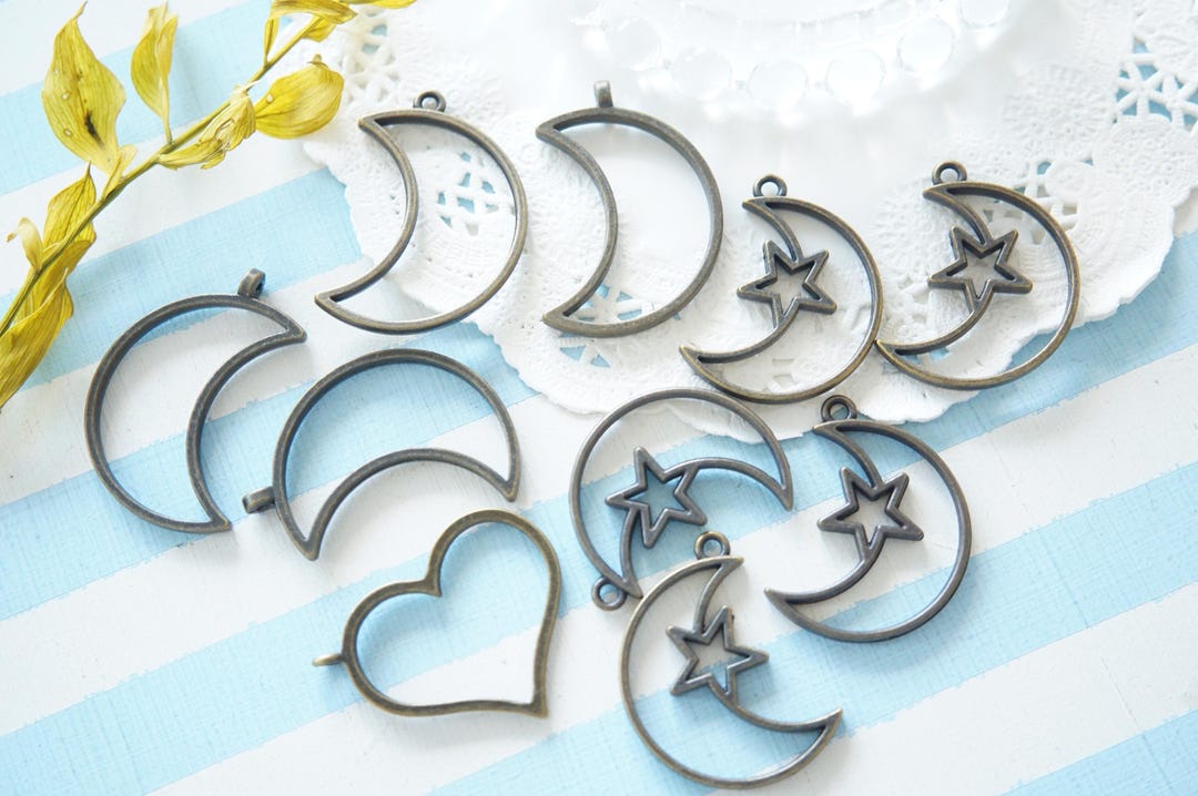 Onlyoneset//10 Pcs Open Bezel Charm /antique Brass/moon