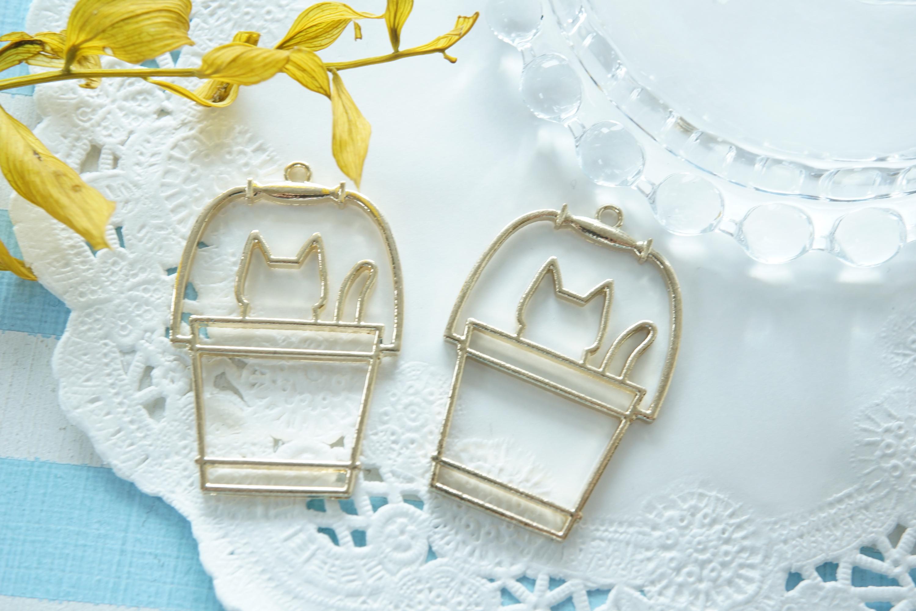 Limited Stock//2 Pcs Open Back Bezel Charms/kitty in Bucket