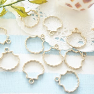 10 pcs  Open Back Bezel Charms / Small  Seashell  (17mm15mm) AZ681