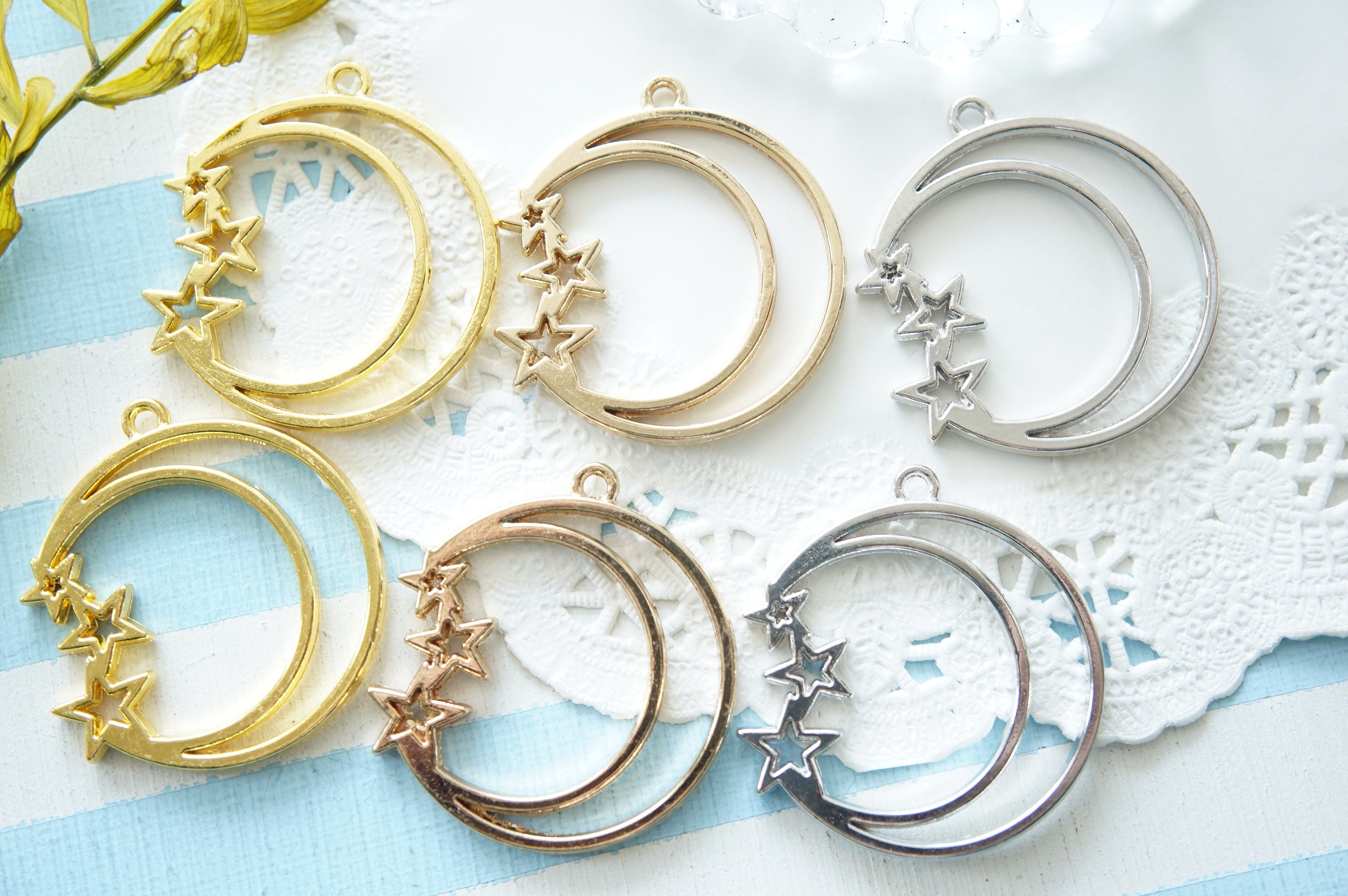 【Moon☪︎⋆】 4 Pcs Open Bezel Charm /crescent Moon With Triple Stars Charm