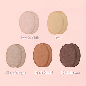 Könnte beinhalten: Fünf Paar ovale Stilleinlagen in verschiedenen neutralen Farben: Staubrosa, Hellbraun, Warmtaupe, Dunkelkhaki und Dunkelbraun. Jedes Paar wird auf einem hellrosa Hintergrund mit dem Farbnamen darunter präsentiert.