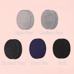 Può includere: Una collezione di cinque paia di cuscinetti rotondi in feltro, disponibili in vari colori: grigio chiaro, grigio medio, grigio antracite, blu navy e nero. Ogni coppia è etichettata.