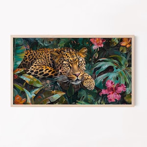 Puede incluir: Un leopardo con un pelaje manchado yace en un exuberante entorno selvático. La cabeza del leopardo está girada hacia un lado y sus ojos están abiertos. La selva está llena de hojas verdes, flores y enredaderas.