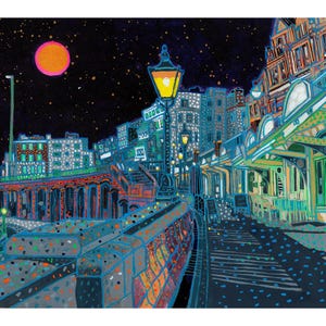 Puede incluir: Ilustración colorida de un paisaje urbano nocturno con una vibrante luna naranja y un cielo estrellado. La obra representa edificios, farolas y un paseo marítimo, todo en tonos azules, verdes y naranjas.