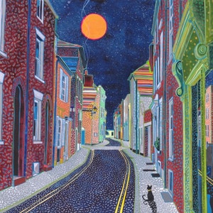 Könnte beinhalten: Ein künstlerisches Gemälde einer nächtlichen Straßenszene. Die Gebäude sind rot, orange und grün, mit einem sternenübersäten Nachthimmel und einem großen orangefarbenen Mond. Eine schwarze Katze sitzt auf dem Bürgersteig.