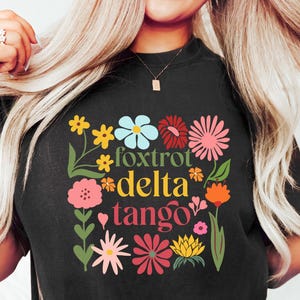 Shirt Foxtrot Delta Tango, FDT-sweater, subtiel anti-Trump-shirt, FDT-sweater met bloemen, feministisch shirt, politiek shirt, liberaal shirt