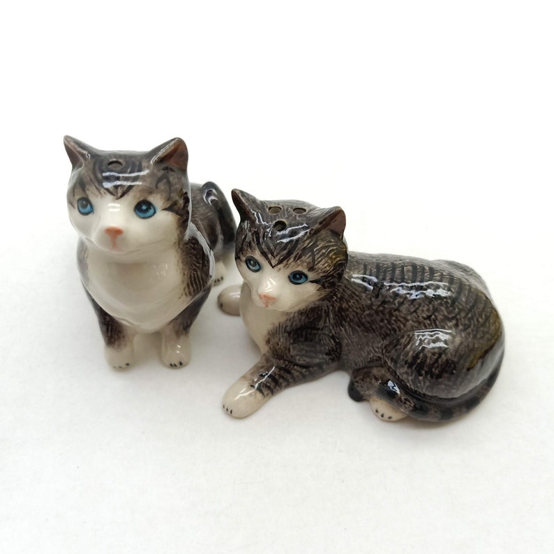 2 Cat Ceramic Figurine Salt Pepper Shaker with Tray Statue