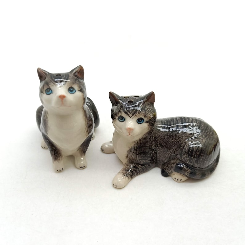 2 Cat Ceramic Figurine Salt Pepper Shaker with Tray Statue