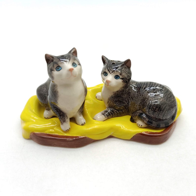 2 Cat Ceramic Figurine Salt Pepper Shaker with Tray Statue