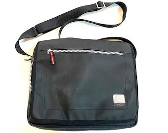 Vintage KENNETH COLE Reaction Black Messenger bag