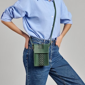 Bolso bandolera de cuero personalizado para teléfono, soporte minimalista personalizado para teléfono celular, billetera de cuero hecha a mano, organizador de viaje, regalo para ella