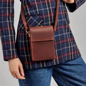 Borsa a tracolla in pelle per cellulare marrone – Borsa a tracolla in pelle fatta a mano in marrone, perfetta per smartphone, soldi e piccoli accessori