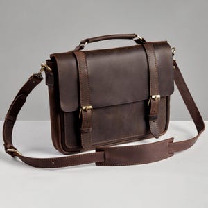 Maletín de cuero hecho a mano: portafolios de cuero personalizado y elegante, ideal como regalo.