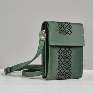 Bolso de cuero para teléfono hecho a mano con correa, organizador de celular cruzado personalizado, billetera para teléfono con cremallera, accesorio de viaje minimalista