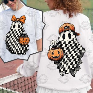 K&ouml;nnte beinhalten: Wei&szlig;es T-Shirt und Sweatshirt mit einem Halloween-Geister-Design. Der Geist hat ein schwarz-wei&szlig;es Schachbrettmuster, h&auml;lt einen orangefarbenen K&uuml;rbis und tr&auml;gt eine orangefarbene Schleife oder Kappe. Digitale Datei.