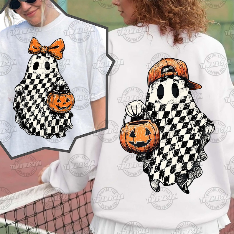 K&ouml;nnte beinhalten: Wei&szlig;es T-Shirt und Sweatshirt mit einem Halloween-Geister-Design. Der Geist hat ein schwarz-wei&szlig;es Schachbrettmuster, h&auml;lt einen orangefarbenen K&uuml;rbis und tr&auml;gt eine orangefarbene Schleife oder Kappe. Digitale Datei.