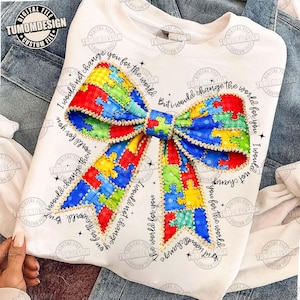 Puede incluir: Sudadera blanca con un diseño de lazo de piezas de rompecabezas de colores. El lazo está delineado en dorado y tiene el texto "I would not change you for the world. But I would change the world for you." La sudadera tiene el texto "TUMOMDESIGN CUSTOM FILE".