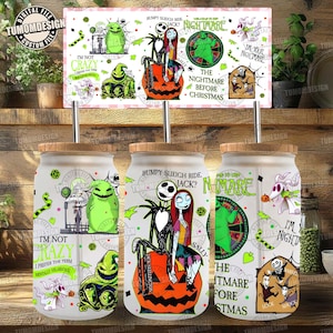 Puede incluir: Un juego de tres vasos de vidrio con tapas de bambú y pajitas de metal, con diseños de "Pesadilla antes de Navidad". Los diseños incluyen a Jack Skellington, Sally y otros personajes, con texto como "Bumpy Sleigh Ride, Jack?" y "I'm Not Crazy."