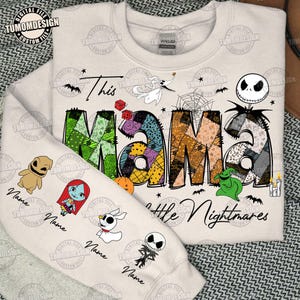 Könnte beinhalten: Cremefarbenes Sweatshirt mit dem Text "This Mama of Little Nightmares". Das Wort "Mama" ist mit einem Patchworkmuster gestaltet. Die Ärmel zeigen Cartoonfiguren und das Wort "Name".