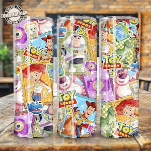 Peut inclure: Trois gobelets cylindriques présentant un collage coloré de personnages de Toy Story 5, dont Woody, Buzz l'Éclair, Jessie et Lotso. Le design intègre divers éléments graphiques, des icônes d'appareils photo et le logo Toy Story 5.