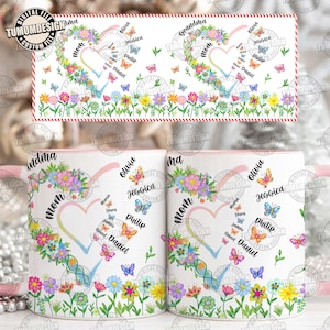 Peut inclure: Mug en céramique blanche avec un motif floral, une forme de cœur et les mots "Maman" et "Grand-mère". La tasse présente des noms comme Olivia, Jessica et Daniel, avec des papillons et des fleurs colorés.