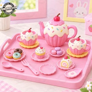 Puede incluir: Un juego de té de juguete rosa sobre una bandeja a juego, que incluye una tetera con una cereza en la tapa, dos tazas con nata montada y virutas de colores, un cupcake, dos rosquillas, dos macarons, un brazo de gitano, una cuchara y un tenedor.