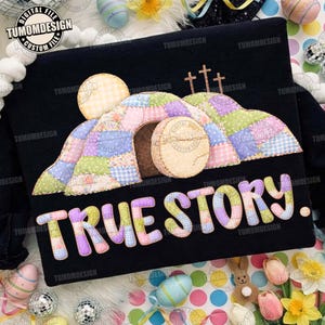 Può includere: Tessuto nero con un colorato design patchwork raffigurante una tomba con tre croci e le parole "TRUE STORY". Il design include un sole giallo e una grande pietra rotonda. A tema pasquale.