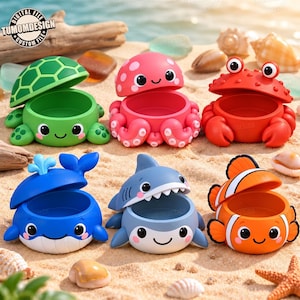 Puede incluir: Seis recipientes de almacenamiento coloridos con forma de animales: tortuga verde, pulpo rosa, cangrejo rojo, ballena azul, tiburón gris y pez payaso naranja. Cada recipiente tiene una tapa abatible y una cara sonriente. Texto: TUMOMDESIGN DIGITAL FILE.