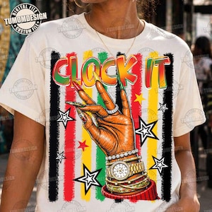 Puede incluir: Camiseta color crema con el texto "Clock It" en letras coloridas. El diseño presenta una ilustración detallada de una mano adornada con joyas, incluyendo un reloj y pulseras, con uñas largas y coloridas. El fondo tiene rayas verticales y gráficos de estrellas.