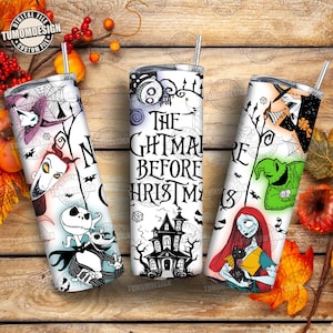 Könnte beinhalten: Drei weiße Edelstahlbecher mit schwarzen Deckeln und Strohhalmen. Jeder Becher hat ein anderes Design aus "The Nightmare Before Christmas". Einer hat Jack Skellington, ein anderer Sally, und der dritte den Filmtitel.