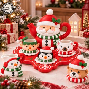 Op de afbeelding: Een keramische theeset met een theepot in de vorm van de Kerstman, een melkkannetje als sneeuwpop en vier mokken als elf, ijsbeer, pinguïn en beer, allemaal met winteraccessoires op een rood dienblad met een geschulpte rand.