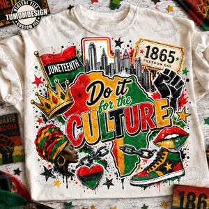 以下が含まれることがあります： Do it for the CULTURE、Juneteenth、1865 Freedom Dayというテキストがプリントされたクリーム色のTシャツ。アフリカの地図、王冠、突き上げられた拳、スニーカー、唇、都市のスカイラインが赤、緑、黄の色調で描かれたグラフィックデザインが特徴です。