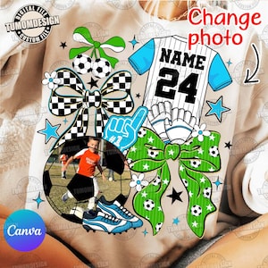 Könnte beinhalten: Digitales Design mit Fußballmotiven. Enthält ein Trikot mit "NAME 24", Fußbälle, Schleifen, einen Fußball mit Foto, blaue Fußballschuhe und den Text "Change photo".
