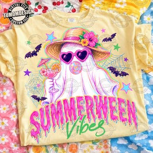 Op de afbeelding: Een lichtgeel t-shirt met een afbeelding van een geest die een strooien hoed met een roze hibiscusbloem en hartvormige zonnebril draagt en een kauwgombel blaast. De geest houdt een cocktail vast. De tekst luidt SUMMERWEEN VIBES.