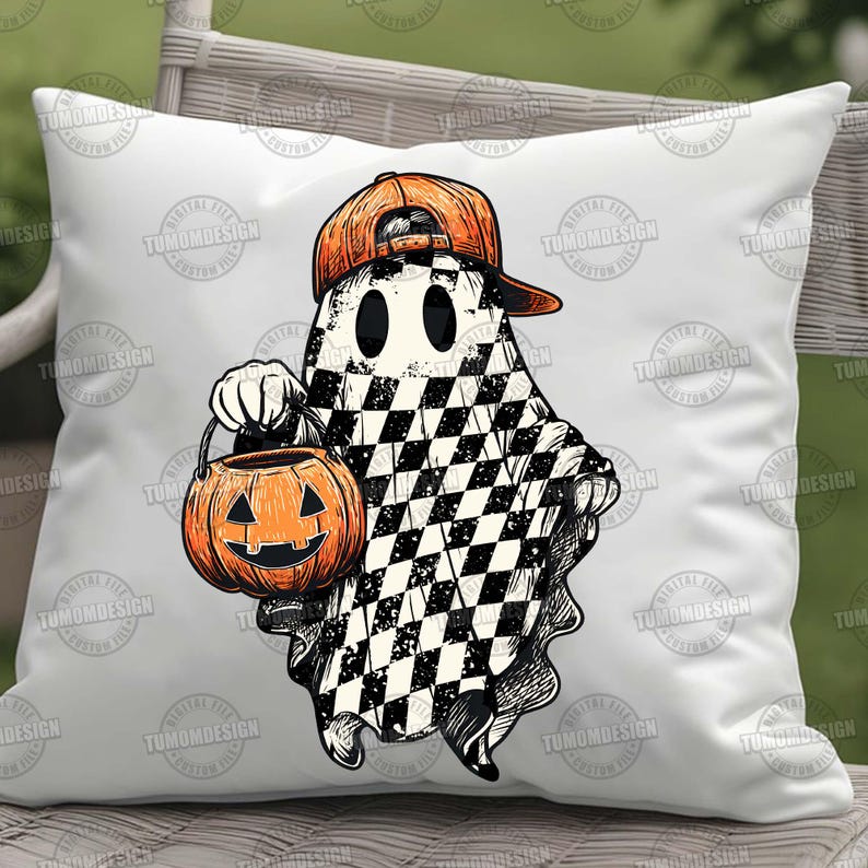 K&ouml;nnte beinhalten: Quadratisches wei&szlig;es Kissen mit einem Halloween-Geister-Design. Der Geist tr&auml;gt eine orangefarbene Baseballkappe und h&auml;lt einen orangefarbenen K&uuml;rbiseimer. Der K&ouml;rper des Geistes ist ein schwarz-wei&szlig;es Schachbrettmuster.