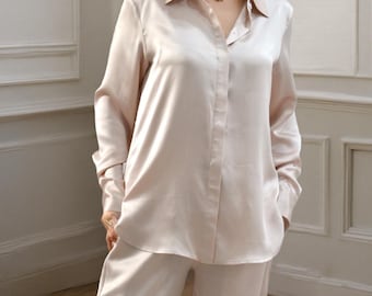 Conjunto de camisa y pantalón de seda morera de 19 momme con botones.