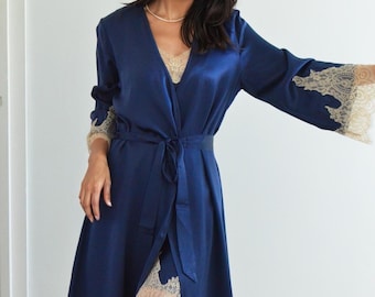 Bata de seda azul marino con ribete de encaje - Lencería elegante, bata de novia