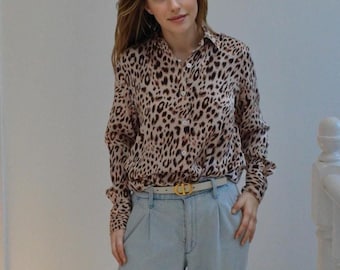 Blusa de seda morera con estampado de leopardo: elegancia salvaje, hecha a medida