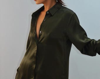 Blusa de seda morera verde aceite: Camisa de manga larga abotonada de seda 22 momme