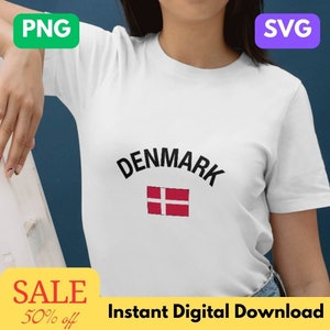 Könnte beinhalten: Weißes T-Shirt mit schwarzem Text "DENMARK" und einer rot-weißen dänischen Flagge.