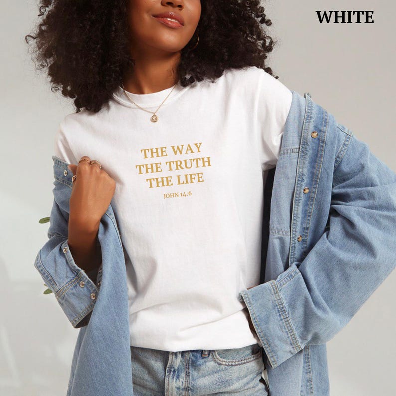 K&ouml;nnte beinhalten: Wei&szlig;es T-Shirt mit dem Text "THE WAY THE TRUTH THE LIFE" und "JOHN 14:6" in goldener Schrift.