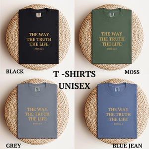 K&ouml;nnte beinhalten: Vier Unisex-T-Shirts in Schwarz, Grau, Moosgr&uuml;n und Jeansblau. Jedes Shirt tr&auml;gt den Text "The Way, The Truth, The Life" in goldenen Buchstaben mit "John 14:6" darunter.