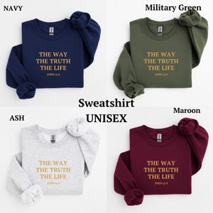 K&ouml;nnte beinhalten: Ein Unisex-Sweatshirt in f&uuml;nf Farben: Marine, Asche, Milit&auml;rgr&uuml;n, Rotbraun und Wei&szlig;. Das Sweatshirt tr&auml;gt den Text "The Way The Truth The Life John 14:6" in goldener Schrift.