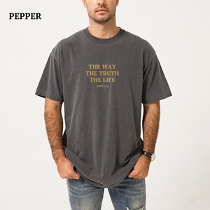 K&ouml;nnte beinhalten: Ein dunkelgraues T-Shirt mit Vintage-Look, das den Text "THE WAY THE TRUTH THE LIFE" und "JOHN 14:6" in Goldfarbe zeigt.