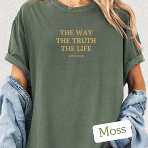 Op de afbeelding: Een mosgroen t-shirt met de tekst "THE WAY THE TRUTH THE LIFE" en "JOHN 14:6" in gouden letters.